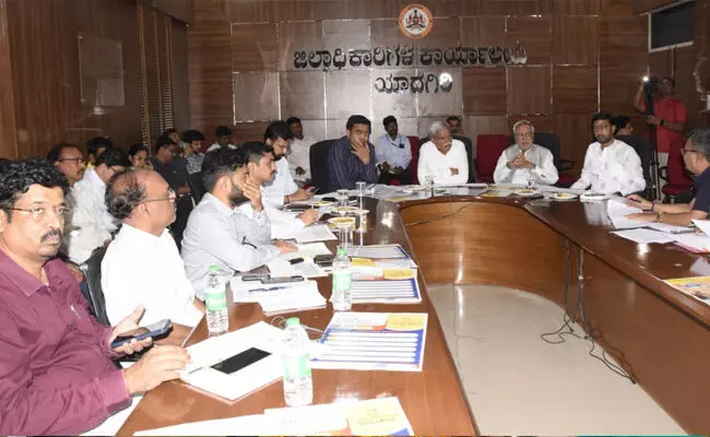 ಯಾದಗಿರಿ | ಅತಿವೃಷ್ಟಿಯಿಂದಾದ ಹಾನಿಯ ಕುರಿತು ಪರಿಶೀಲನಾ ಸಭೆ ಯಾದಗಿರಿ | ಅತಿವೃಷ್ಟಿಯಿಂದಾದ ಹಾನಿಯ ಕುರಿತು ಪರಿಶೀಲನಾ ಸಭೆ
