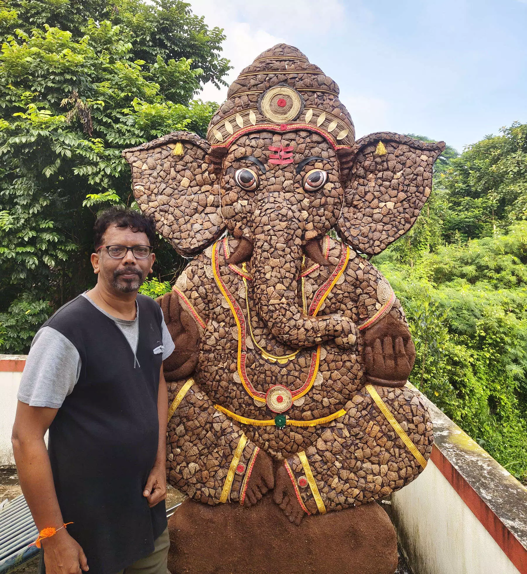 ತೆಂಗಿನಕಾಯಿ ಗೆರಟೆಯಲ್ಲಿ ಮೂಡಿಬಂದ ಚೌತಿ ಗಣಪ! ತೆಂಗಿನಕಾಯಿ ಗೆರಟೆಯಲ್ಲಿ ಮೂಡಿಬಂದ ಚೌತಿ ಗಣಪ!