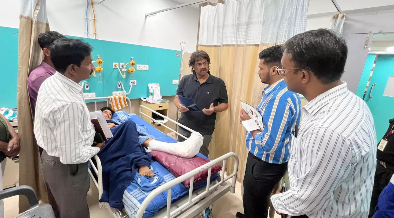 ದೇವನಹಳ್ಳಿಯಲ್ಲಿ ಶಾಲಾ ಕಟ್ಟಡದ ಕಿಟಕಿ ಕುಸಿದ ಪ್ರಕರಣ | ಕಟ್ಟಡ ಪರಿಶೀಲಿಸಿ ವರದಿ ನೀಡಲು ಮಧು ಬಂಗಾರಪ್ಪ ಸೂಚನೆ ದೇವನಹಳ್ಳಿಯಲ್ಲಿ ಶಾಲಾ ಕಟ್ಟಡದ ಕಿಟಕಿ ಕುಸಿದ ಪ್ರಕರಣ | ಕಟ್ಟಡ ಪರಿಶೀಲಿಸಿ ವರದಿ ನೀಡಲು ಮಧು ಬಂಗಾರಪ್ಪ ಸೂಚನೆ