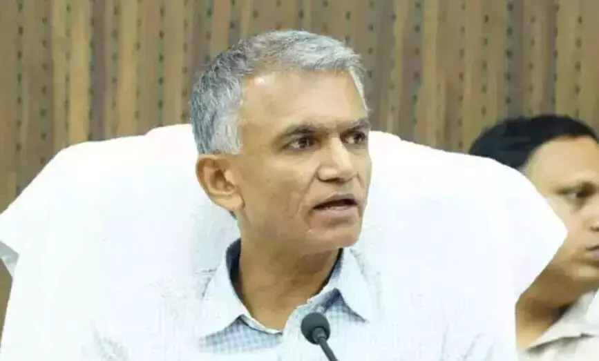 ಬೆಳೆಹಾನಿ : ಕಾರಿನಲ್ಲೇ ಕುಳಿತು ಜಿಲ್ಲಾಧಿಕಾರಿಗಳ ಸಭೆ ನಡೆಸಿದ ಸಚಿವ ಕೃಷ್ಣ ಬೈರೇಗೌಡ