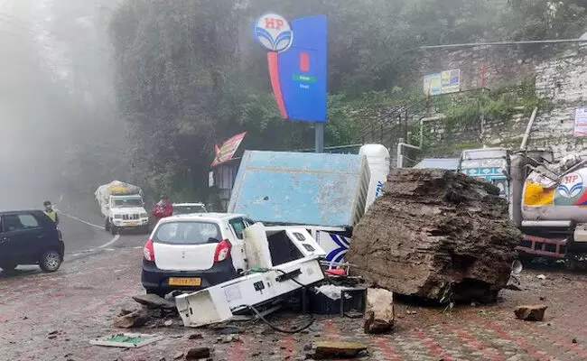 ಹಿಮಚಲಪ್ರದೇಶದಲ್ಲಿ ಭೂಕುಸಿತ; ರಸ್ತೆಗಳು ಜಲಾವೃತ