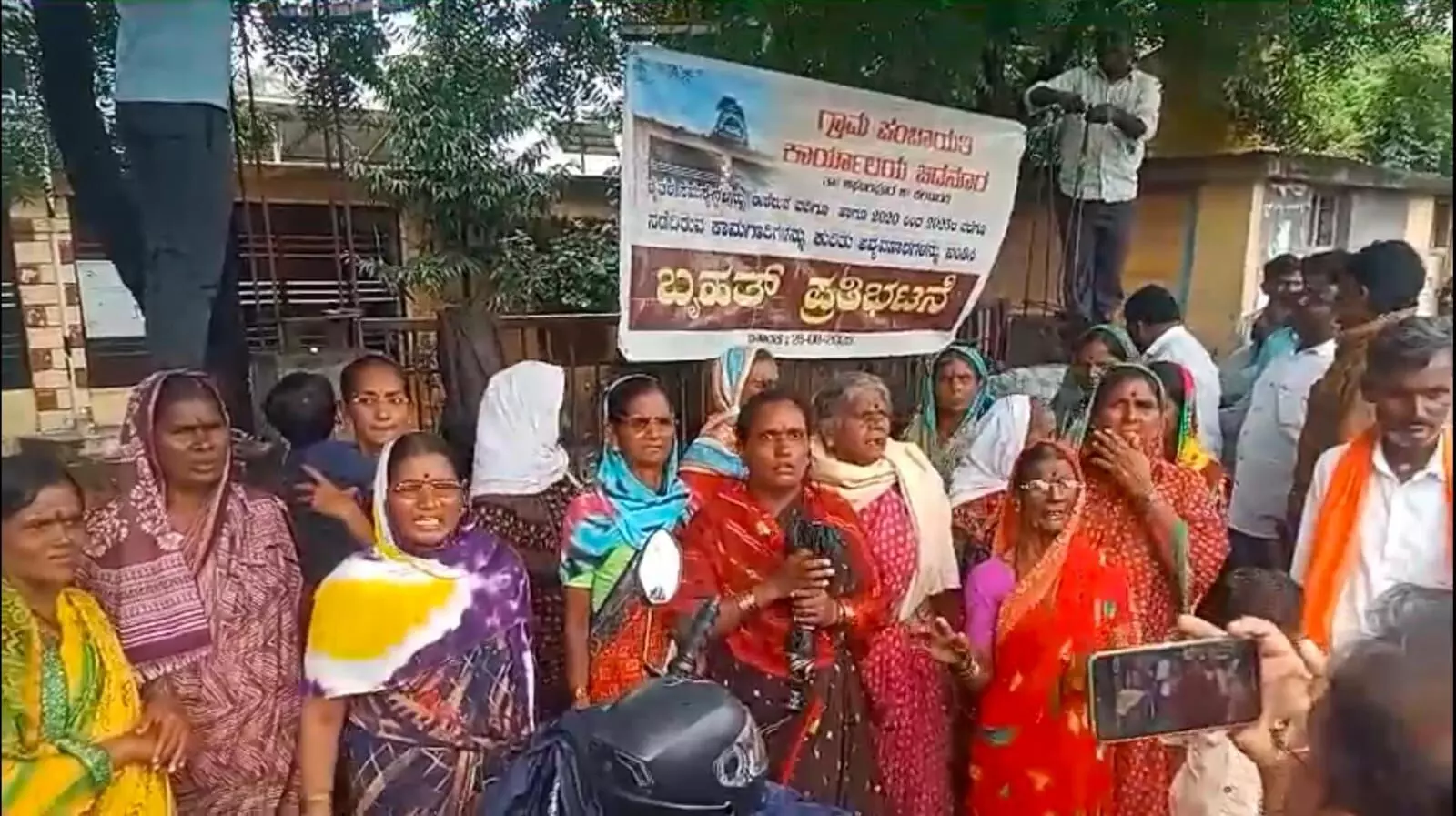 ಕಲಬುರಗಿ | ಮೂಲಭೂತ ಸೌಕರ್ಯ ಕಲ್ಪಿಸುವಂತೆ ಆಗ್ರಹಿಸಿ ಪಂಚಾಯತ್ಗೆ ಬೀಗ ಹಾಕಿ ಪ್ರತಿಭಟನೆ ಕಲಬುರಗಿ | ಮೂಲಭೂತ ಸೌಕರ್ಯ ಕಲ್ಪಿಸುವಂತೆ ಆಗ್ರಹಿಸಿ ಪಂಚಾಯತ್ಗೆ ಬೀಗ ಹಾಕಿ ಪ್ರತಿಭಟನೆ