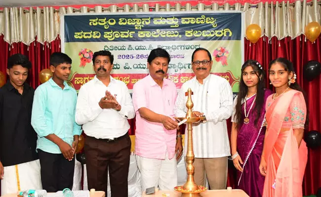 ಕಲಬುರಗಿ| ಶಿಸ್ತು, ಸಮಯಪ್ರಜ್ಞೆ, ಸೇವಾ ಮನೋಭಾವ ಬೆಳೆಸಿಕೊಳ್ಳುವಂತೆ ವಿದ್ಯಾರ್ಥಿಗಳಿಗೆ ಶಿವಶರಣಪ್ಪ ಮೂಳೆಗಾಂವ್ ಸಲಹೆ ಕಲಬುರಗಿ| ಶಿಸ್ತು, ಸಮಯಪ್ರಜ್ಞೆ, ಸೇವಾ ಮನೋಭಾವ ಬೆಳೆಸಿಕೊಳ್ಳುವಂತೆ ವಿದ್ಯಾರ್ಥಿಗಳಿಗೆ ಶಿವಶರಣಪ್ಪ ಮೂಳೆಗಾಂವ್ ಸಲಹೆ