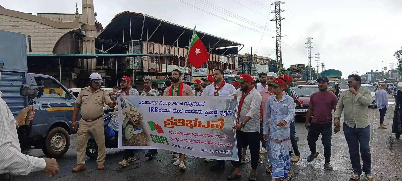 ಭಟ್ಕಳದಲ್ಲಿ ರಾಷ್ಟ್ರೀಯ ಹೆದ್ದಾರಿ ಅವ್ಯವಸ್ಥೆ: ಎಸ್.ಡಿ.ಪಿ.ಐ. ಪ್ರತಿಭಟನೆ ಭಟ್ಕಳದಲ್ಲಿ ರಾಷ್ಟ್ರೀಯ ಹೆದ್ದಾರಿ ಅವ್ಯವಸ್ಥೆ: ಎಸ್.ಡಿ.ಪಿ.ಐ. ಪ್ರತಿಭಟನೆ