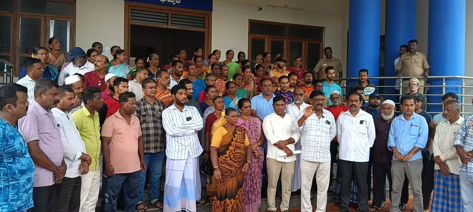 ಭಟ್ಕಳ: ಮೀನು ಮಾರುಕಟ್ಟೆ ಸ್ಥಳಾಂತರಕ್ಕೆ ವಿರೋಧ; ಮೀನುಗಾರ ಮಹಿಳೆಯರಿಂದ ಪ್ರತಿಭಟನೆ ಭಟ್ಕಳ: ಮೀನು ಮಾರುಕಟ್ಟೆ ಸ್ಥಳಾಂತರಕ್ಕೆ ವಿರೋಧ; ಮೀನುಗಾರ ಮಹಿಳೆಯರಿಂದ ಪ್ರತಿಭಟನೆ