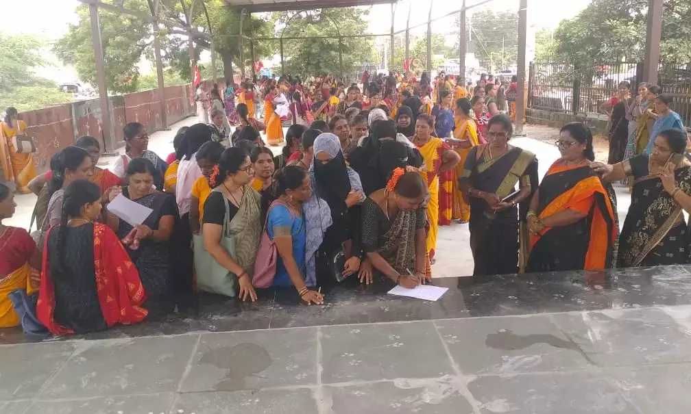 ರಾಯಚೂರು | ಫೇಸ್ ಕ್ಯಾಪ್ಚರ್ ಪದ್ದತಿ ಕೈ ಬಿಡಲು ಒತ್ತಾಯಿಸಿ ಅಂಗನವಾಡಿ ನೌಕರರಿಂದ ಸಹಿ ಸಂಗ್ರಹ ಚಳವಳಿ