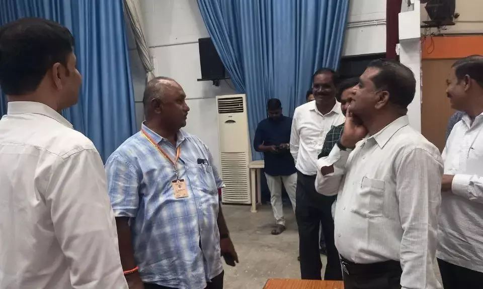 ರಾಯಚೂರು | ಉಪ ಲೋಕಾಯುಕ್ತರ ಕಾರ್ಯಕ್ರಮದ ವೇದಿಕೆಯ ಸಿದ್ಧತೆಯ ಪರಿಶೀಲನೆ