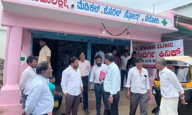 ಕಲಬುರಗಿ | ನಕಲಿ ವೈದ್ಯರ ಕ್ಲಿನಿಕ್ ಗಳ ಮೇಲೆ ಆರೋಗ್ಯ ಅಧಿಕಾರಿಗಳಿಂದ ಧಿಡೀರ್ ದಾಳಿ