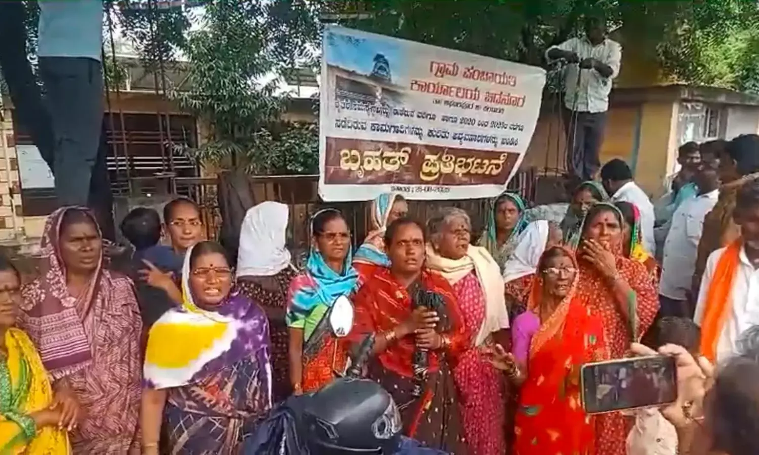 ಕಲಬುರಗಿ | ಮೂಲಭೂತ ಸೌಕರ್ಯ ಕಲ್ಪಿಸುವಂತೆ ಆಗ್ರಹಿಸಿ ಪಂಚಾಯತ್‌ಗೆ ಬೀಗ ಹಾಕಿ ಪ್ರತಿಭಟನೆ