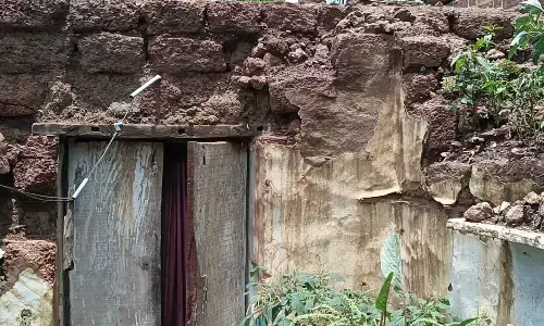 ಮನೆ ಬಿದ್ದು ವರ್ಷ ಕಳೆದರೂ ಪರಿಹಾರವಿಲ್ಲದೆ ಸಂಕಷ್ಟಕ್ಕೆ ಸಿಲುಕಿದ ಕುಟುಂಬ