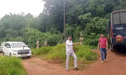 ತಿಮರೋಡಿ ಮನೆಯಲ್ಲಿ ಮುಂದುವರಿದ ಮಹಜರು: ಮೊಬೈಲ್ ಸಹಿತ ದೂರುದಾರನ ವಸ್ತುಗಳು ಎಸ್ಐಟಿ ವಶಕ್ಕೆ