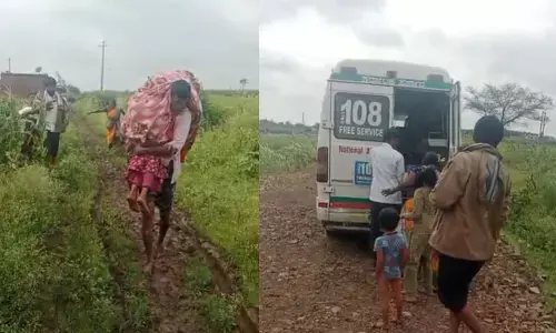 ಬೆಳಗಾವಿ: ಹೆರಿಗೆಗಾಗಿ ತುಂಬು ಗರ್ಭಿಣಿಯನ್ನು ಹೆಗಲ ಮೇಲೆ ಹೊತ್ತೊಯ್ದ ಕುಟುಂಬಸ್ಥರು