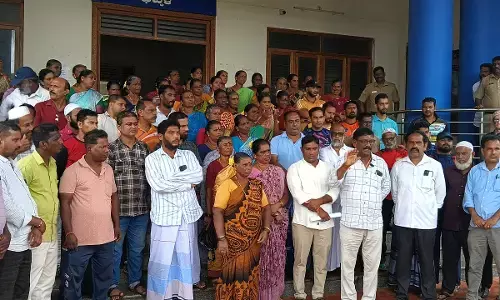 ಭಟ್ಕಳ: ಮೀನು ಮಾರುಕಟ್ಟೆ ಸ್ಥಳಾಂತರಕ್ಕೆ ವಿರೋಧ; ಮೀನುಗಾರ ಮಹಿಳೆಯರಿಂದ ಪ್ರತಿಭಟನೆ