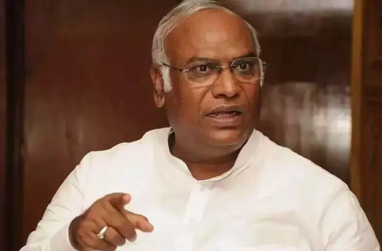 ಡಿ.ಕೆ.ಶಿವಕುಮಾರ್ ಆರೆಸ್ಸೆಸ್ ಗೀತೆ ಹೇಳಬಾರದಿತ್ತು : ಮಲ್ಲಿಕಾರ್ಜುನ ಖರ್ಗೆ ಡಿ.ಕೆ.ಶಿವಕುಮಾರ್ ಆರೆಸ್ಸೆಸ್ ಗೀತೆ ಹೇಳಬಾರದಿತ್ತು : ಮಲ್ಲಿಕಾರ್ಜುನ ಖರ್ಗೆ