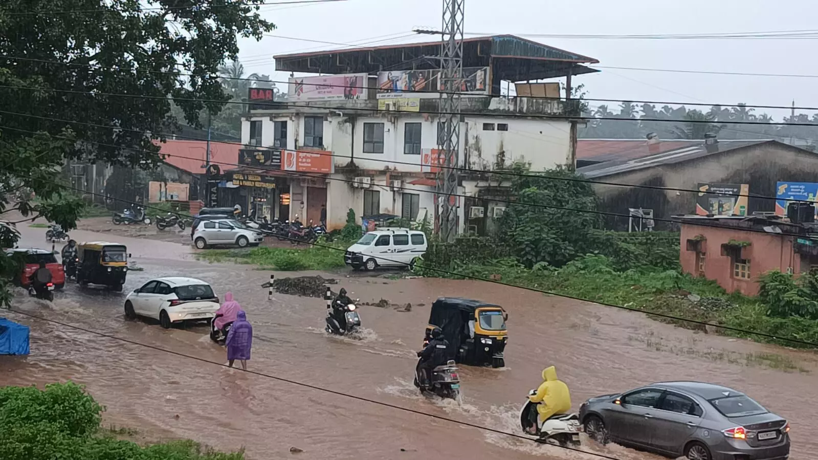 ಭಟ್ಕಳದಲ್ಲಿ ಭಾರೀ ಮಳೆಯಿಂದ ರಸ್ತೆಗಳು ಜಲಾವೃತ, ವಾಹನ ಸಂಚಾರಕ್ಕೆ ಅಡ್ಡಿ ಭಟ್ಕಳದಲ್ಲಿ ಭಾರೀ ಮಳೆಯಿಂದ ರಸ್ತೆಗಳು ಜಲಾವೃತ, ವಾಹನ ಸಂಚಾರಕ್ಕೆ ಅಡ್ಡಿ