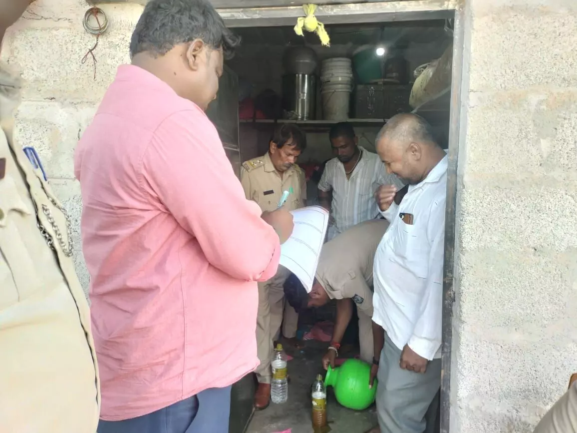 ರಾಯಚೂರು | ಅಬಕಾರಿ ಅಧಿಕಾರಿಗಳಿಂದ ದಾಳಿ : 10 ಲೀಟರ್ ಬೆಲ್ಲದ ಕೊಳೆ, 2 ಲೀಟರ್ ಕಳ್ಳಭಟ್ಟಿ ಸಾರಾಯಿ ವಶ ರಾಯಚೂರು | ಅಬಕಾರಿ ಅಧಿಕಾರಿಗಳಿಂದ ದಾಳಿ : 10 ಲೀಟರ್ ಬೆಲ್ಲದ ಕೊಳೆ, 2 ಲೀಟರ್ ಕಳ್ಳಭಟ್ಟಿ ಸಾರಾಯಿ ವಶ