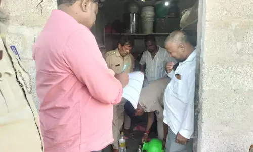 ರಾಯಚೂರು | ಅಬಕಾರಿ ಅಧಿಕಾರಿಗಳಿಂದ ದಾಳಿ : 10 ಲೀಟರ್ ಬೆಲ್ಲದ ಕೊಳೆ, 2 ಲೀಟರ್ ಕಳ್ಳಭಟ್ಟಿ ಸಾರಾಯಿ ವಶ