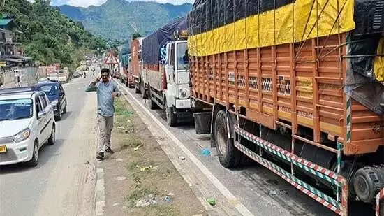ಚಂಡೀಗಢ-ಕುಲ್ಲು ಹೆದ್ದಾರಿಯಲ್ಲಿ 50 ಕಿ.ಮೀ ವ್ಯಾಪ್ತಿಯಲ್ಲಿ ಟ್ರಾಫಿಕ್ ಜಾಮ್: ದಾರಿ ಮಧ್ಯೆ ಟ್ರಕ್‌ಗಳಲ್ಲಿ ಕೊಳೆಯುತ್ತಿರುವ ಕೋಟ್ಯಾಂತರ ರೂ. ಮೌಲ್ಯದ ಹಣ್ಣು, ತರಕಾರಿಗಳು