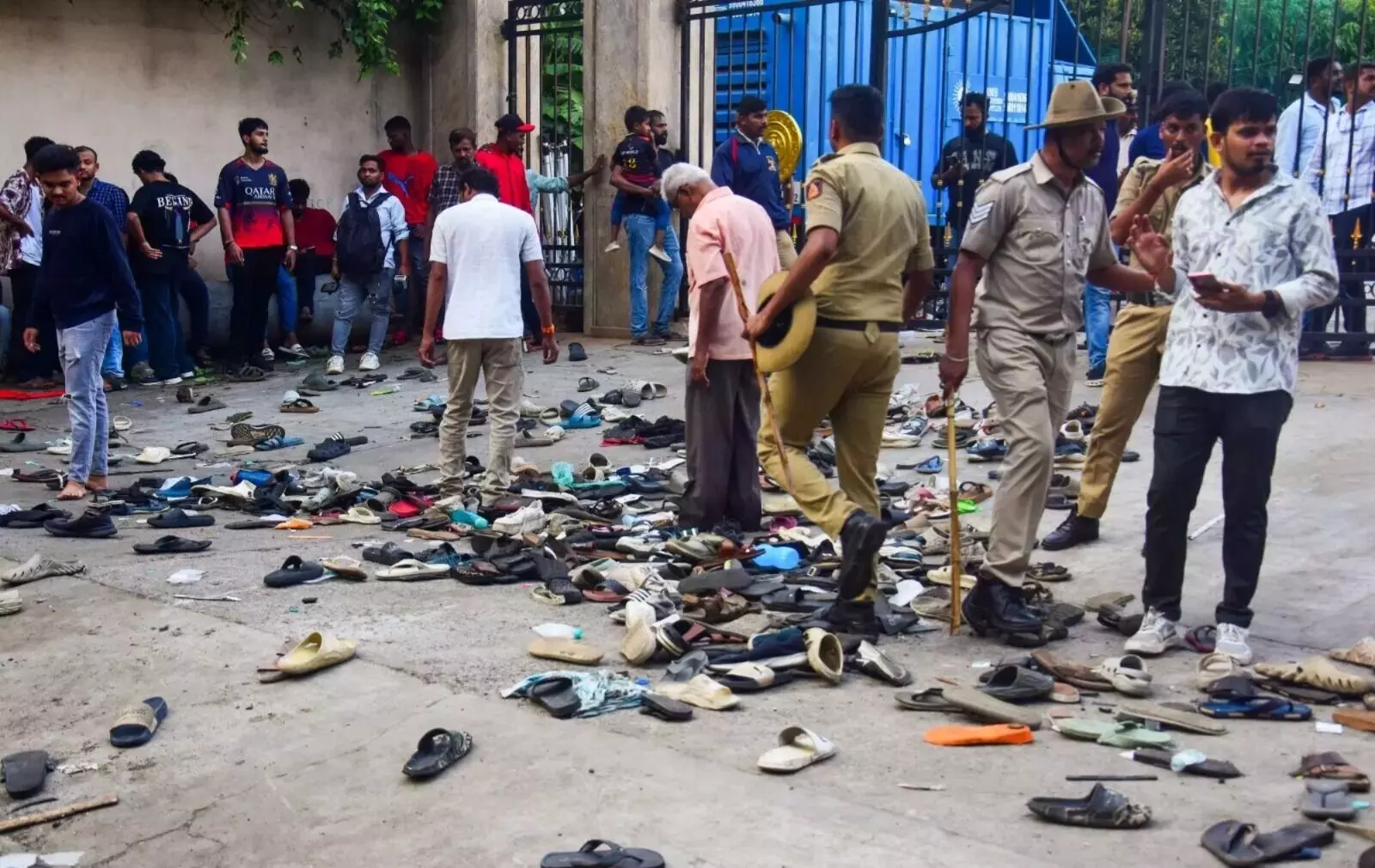 ಅಭಿಮಾನಿಗಳೊಂದಿಗಿದ್ದೇವೆ: ಕಾಲ್ತುಳಿತ ಘಟನೆ ಸಂಭವಿಸಿ 3 ತಿಂಗಳ ನಂತರ RCB ಪೋಸ್ಟ್ ಅಭಿಮಾನಿಗಳೊಂದಿಗಿದ್ದೇವೆ: ಕಾಲ್ತುಳಿತ ಘಟನೆ ಸಂಭವಿಸಿ 3 ತಿಂಗಳ ನಂತರ RCB ಪೋಸ್ಟ್