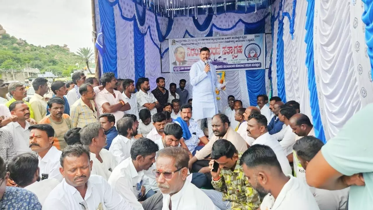 ಸುರಪುರ | ಅಂಬೇಡ್ಕರ್ ವೃತ್ತದಲ್ಲಿ ನಡೆಯುತ್ತಿರುವ ಹೋರಾಟದ ಸ್ಥಳಕ್ಕೆ ಶಾಸಕ ಆರ್.ವಿ ನಾಯಕ ಭೇಟಿ