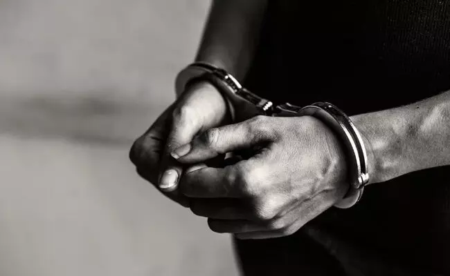 ಸಿಆರ್‌ಪಿಎಫ್ ಶಿಬಿರದ ಮೇಲೆ ಗ್ರೆನೇಡ್ ದಾಳಿ | ಶಂಕಿತ ಭಯೋತ್ಪಾದಕ ಪುಲ್ವಾಮಾದಲ್ಲಿ ಬಂಧನ