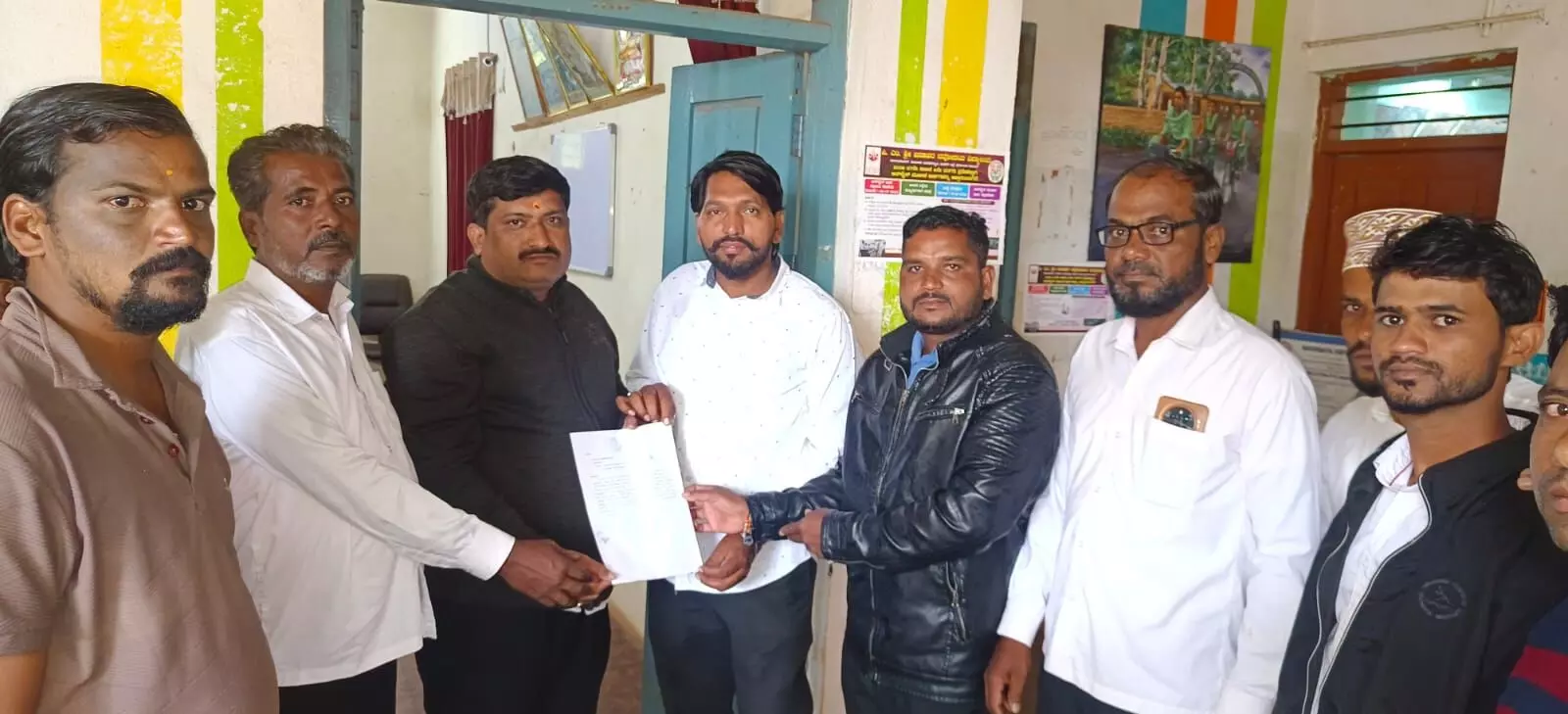 ಬೀದರ್ | ಸರಕಾರಿ ಉರ್ದು ಪ್ರೌಢ ಶಾಲೆಯ ಮೇಲ್ಛಾವಣಿ ಸೋರಿಕೆ : ಹೊಸ ಕೋಣೆ ನಿರ್ಮಾಣಕ್ಕೆ ಗ್ರಾಮಸ್ಥರಿಂದ ಮನವಿ