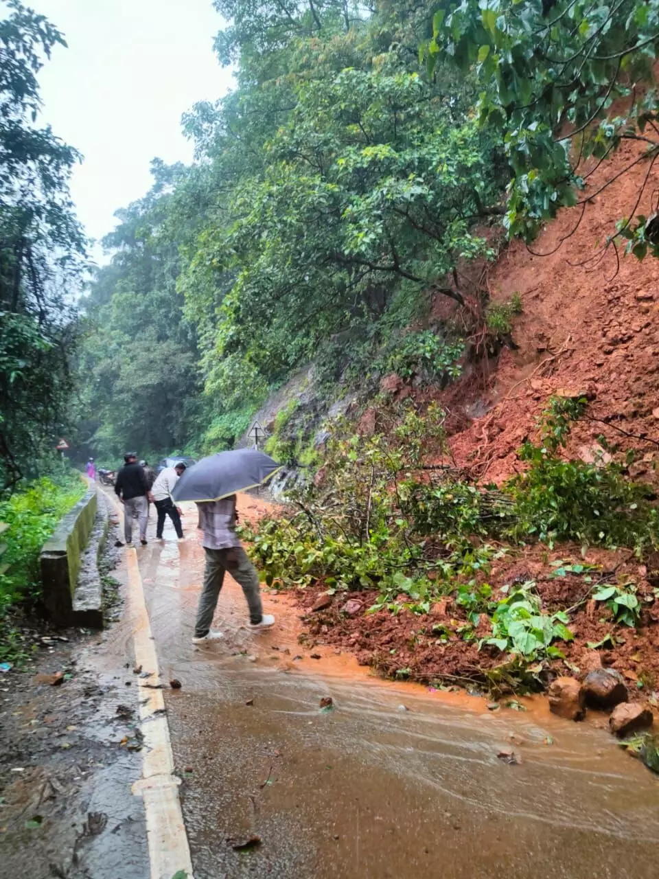 ಉಡುಪಿ ಜಿಲ್ಲೆಯಾದ್ಯಂತ ಭಾರೀ ಮಳೆ: ಮನೆ ಹಾನಿ, ಅಲ್ಲಲ್ಲಿ ಗುಡ್ಡಕುಸಿತ ಉಡುಪಿ ಜಿಲ್ಲೆಯಾದ್ಯಂತ ಭಾರೀ ಮಳೆ: ಮನೆ ಹಾನಿ, ಅಲ್ಲಲ್ಲಿ ಗುಡ್ಡಕುಸಿತ