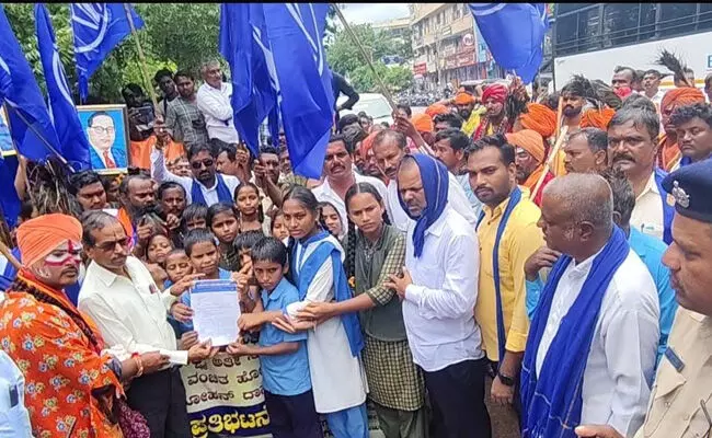 ವಿಜಯನಗರ | ಅಲೆಮಾರಿ ಸಮುದಾಯಗಳಿಗೆ ಶೇ.1ರಷ್ಟು ಪ್ರತ್ಯೇಕ ಮೀಸಲಾತಿ ನೀಡುವಂತೆ ಆಗ್ರಹಿಸಿ ಪ್ರತಿಭಟನೆ