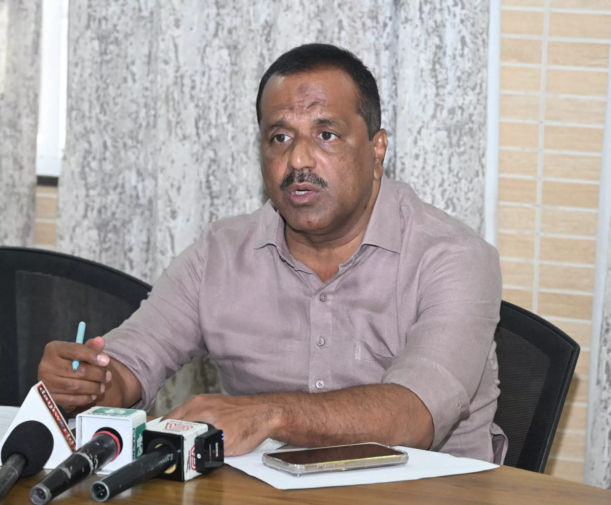 ತಲಪಾಡಿ| ಬಸ್ ಢಿಕ್ಕಿಯಾಗಿ 6 ಮಂದಿ ಮೃತ್ಯು ಪ್ರಕರಣ: ಮೃತರ ಕುಟುಂಬಸ್ಥರಿಗೆ ಸ್ಪೀಕರ್ ಯುಟಿ ಖಾದರ್ ಸಾಂತ್ವನ ತಲಪಾಡಿ| ಬಸ್ ಢಿಕ್ಕಿಯಾಗಿ 6 ಮಂದಿ ಮೃತ್ಯು ಪ್ರಕರಣ: ಮೃತರ ಕುಟುಂಬಸ್ಥರಿಗೆ ಸ್ಪೀಕರ್ ಯುಟಿ ಖಾದರ್ ಸಾಂತ್ವನ