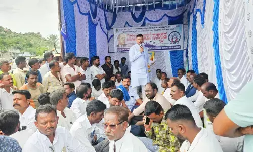 ಸುರಪುರ | ಅಂಬೇಡ್ಕರ್ ವೃತ್ತದಲ್ಲಿ ನಡೆಯುತ್ತಿರುವ ಹೋರಾಟದ ಸ್ಥಳಕ್ಕೆ ಶಾಸಕ ಆರ್.ವಿ ನಾಯಕ ಭೇಟಿ