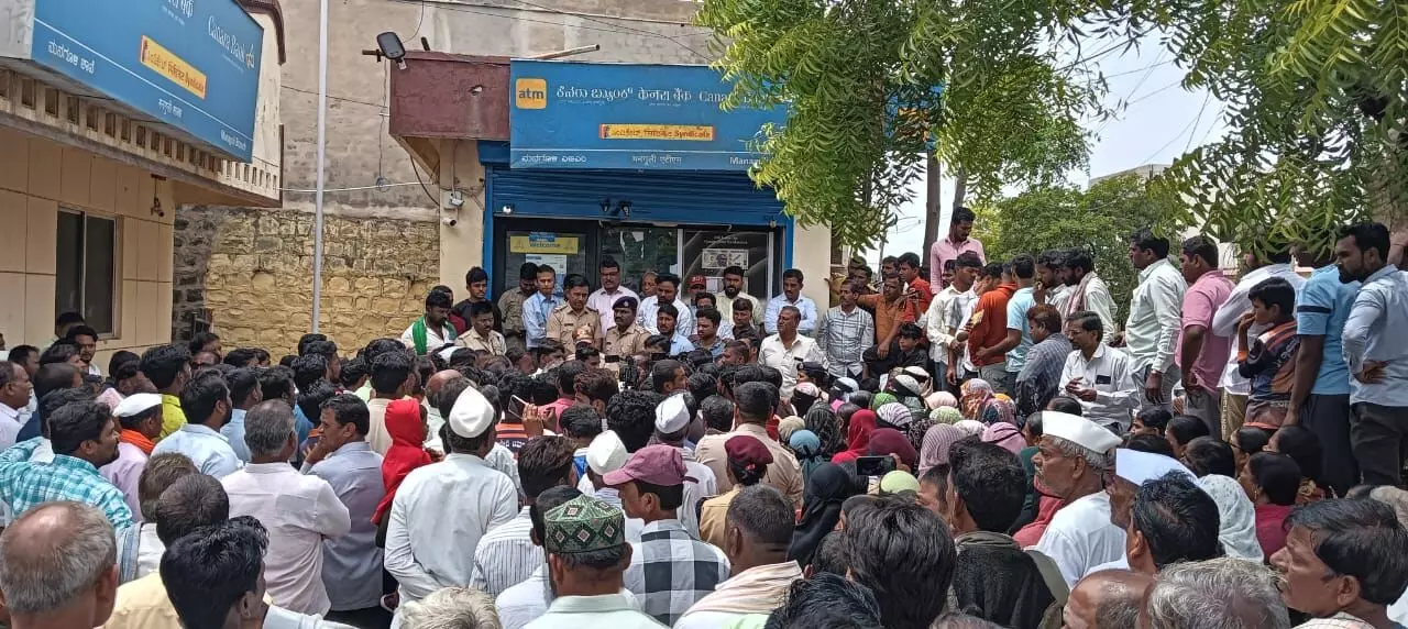 ವಿಜಯಪುರ | ಮನಗೂಳಿ ಕೆನರಾ ಬ್ಯಾಂಕ್‌ ಕಳವು ಪ್ರಕರಣ : ಬಂಗಾರ ಹಂಚಿಕೆಯಲ್ಲಿ ವ್ಯತ್ಯಾಸವಾಗುತ್ತಿದೆ ಎಂದು ಆರೋಪಿಸಿ ಬ್ಯಾಂಕ್‌ಗೆ ಗ್ರಾಹಕರಿಂದ ಮುತ್ತಿಗೆ