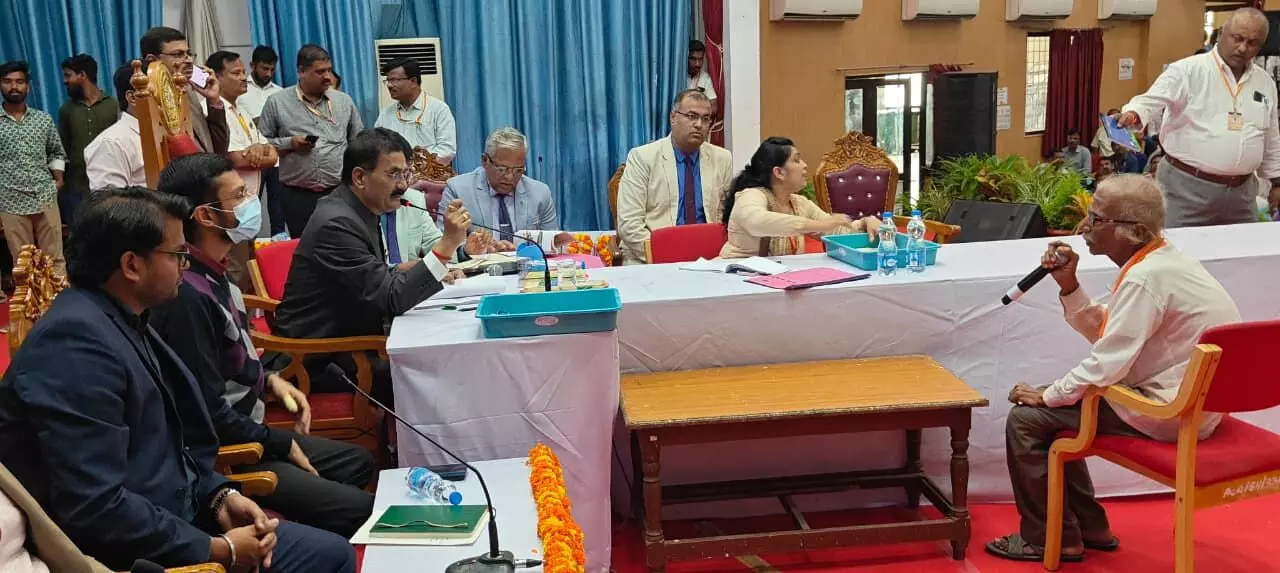 ರಾಯಚೂರು | ಉಪ ಲೋಕಾಯುಕ್ತರಿಂದ ಸಾರ್ವಜನಿಕ ಅಹವಾಲು ಸ್ವೀಕಾರ, ದೂರು ವಿಚಾರಣೆ ರಾಯಚೂರು | ಉಪ ಲೋಕಾಯುಕ್ತರಿಂದ ಸಾರ್ವಜನಿಕ ಅಹವಾಲು ಸ್ವೀಕಾರ, ದೂರು ವಿಚಾರಣೆ