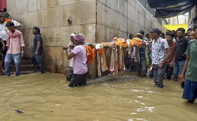 ವಾರಾಣಸಿ: ಘಾಟ್‌ ಗಳು ನೀರಿನಿಂದ ಆವೃತ; ಮೇಲ್ಛಾವಣಿಗಳಲ್ಲಿ ಶವದಹನ