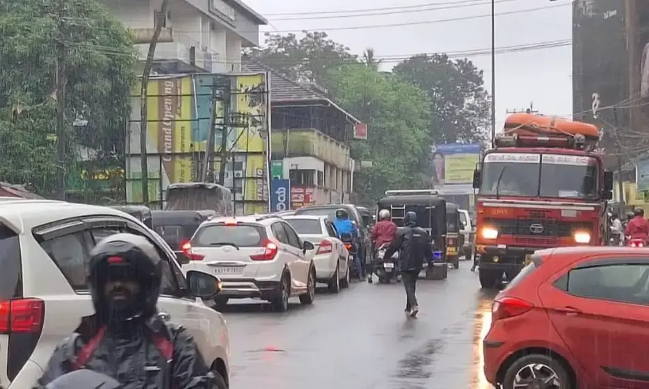 ಪುತ್ತೂರು| ವಾಹನದಿಂದ ರಸ್ತೆಗೆ ಚೆಲ್ಲಿದ ಆಯಿಲ್: ಸ್ಕಿಡ್ ಆಗಿ ಬಿದ್ದ ಹಲವು ದ್ವಿಚಕ್ರ ವಾಹನಗಳು