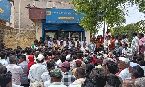 ವಿಜಯಪುರ | ಮನಗೂಳಿ ಕೆನರಾ ಬ್ಯಾಂಕ್‌ ಕಳವು ಪ್ರಕರಣ : ಬಂಗಾರ ಹಂಚಿಕೆಯಲ್ಲಿ ವ್ಯತ್ಯಾಸವಾಗುತ್ತಿದೆ ಎಂದು ಆರೋಪಿಸಿ ಬ್ಯಾಂಕ್‌ಗೆ ಗ್ರಾಹಕರಿಂದ ಮುತ್ತಿಗೆ