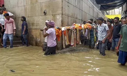 ವಾರಾಣಸಿ: ಘಾಟ್‌ ಗಳು ನೀರಿನಿಂದ ಆವೃತ; ಮೇಲ್ಛಾವಣಿಗಳಲ್ಲಿ ಶವದಹನ