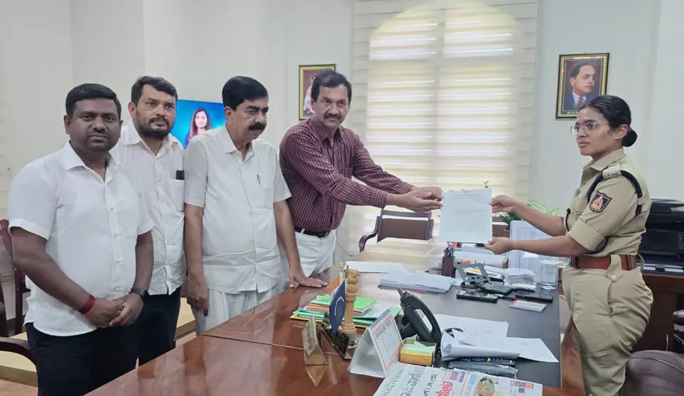 ಸಮಾಜದಲ್ಲಿ ಅಶಾಂತಿ ಸೃಷ್ಟಿಸುತ್ತಿರುವ ಪ್ರತಾಪ್ ಸಿಂಹ, ಎಂ.ಜಿ.ಮಹೇಶ್ ವಿರುದ್ಧ ಕ್ರಮ ಕೈಗೊಳ್ಳಿ : ಎಂ.ಲಕ್ಷ್ಮಣ್ ದೂರು ಸಮಾಜದಲ್ಲಿ ಅಶಾಂತಿ ಸೃಷ್ಟಿಸುತ್ತಿರುವ ಪ್ರತಾಪ್ ಸಿಂಹ, ಎಂ.ಜಿ.ಮಹೇಶ್ ವಿರುದ್ಧ ಕ್ರಮ ಕೈಗೊಳ್ಳಿ : ಎಂ.ಲಕ್ಷ್ಮಣ್ ದೂರು