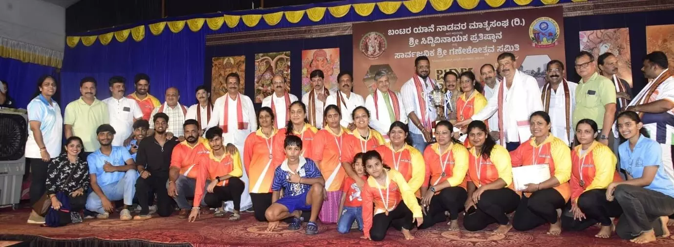 ದ.ಕ.ಜಿಲ್ಲಾ ಮಟ್ಟದ ಬಂಟ ಕ್ರೀಡೋತ್ಸವ: ಸುರತ್ಕಲ್ ಮಹಿಳಾ ತಂಡಕ್ಕೆ ಹಗ್ಗ ಜಗ್ಗಾಟ, ತ್ರೋಬಾಲ್ ಪಂದ್ಯಾಟದಲ್ಲಿ ರನ್ನರ್ಸ್ ಅಪ್ ಪ್ರಶಸ್ತಿ ದ.ಕ.ಜಿಲ್ಲಾ ಮಟ್ಟದ ಬಂಟ ಕ್ರೀಡೋತ್ಸವ: ಸುರತ್ಕಲ್ ಮಹಿಳಾ ತಂಡಕ್ಕೆ ಹಗ್ಗ ಜಗ್ಗಾಟ, ತ್ರೋಬಾಲ್ ಪಂದ್ಯಾಟದಲ್ಲಿ ರನ್ನರ್ಸ್ ಅಪ್ ಪ್ರಶಸ್ತಿ