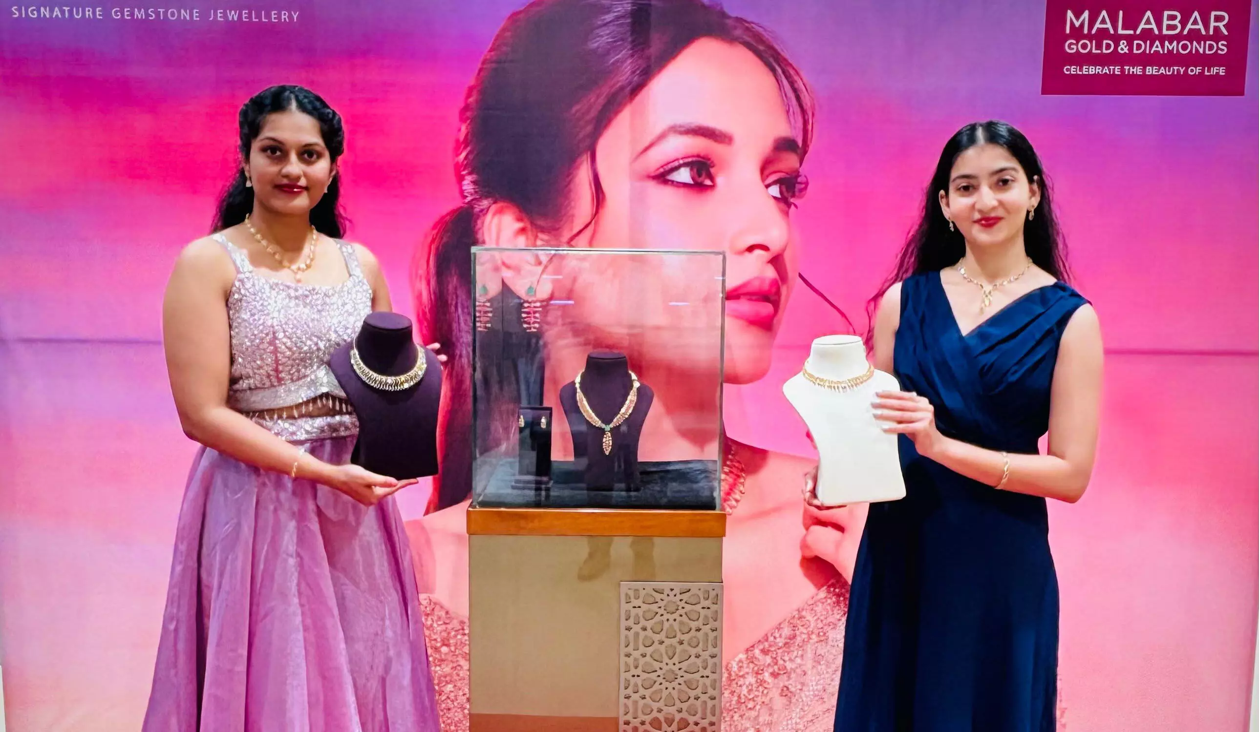 ಉಡುಪಿ ಮಲಬಾರ್ ಗೋಲ್ಡ್ನಲ್ಲಿ ‘ವ್ಯಾನಾ’ ರತ್ನಾಭರಣ ಅನಾವರಣ ಉಡುಪಿ ಮಲಬಾರ್ ಗೋಲ್ಡ್ನಲ್ಲಿ ‘ವ್ಯಾನಾ’ ರತ್ನಾಭರಣ ಅನಾವರಣ