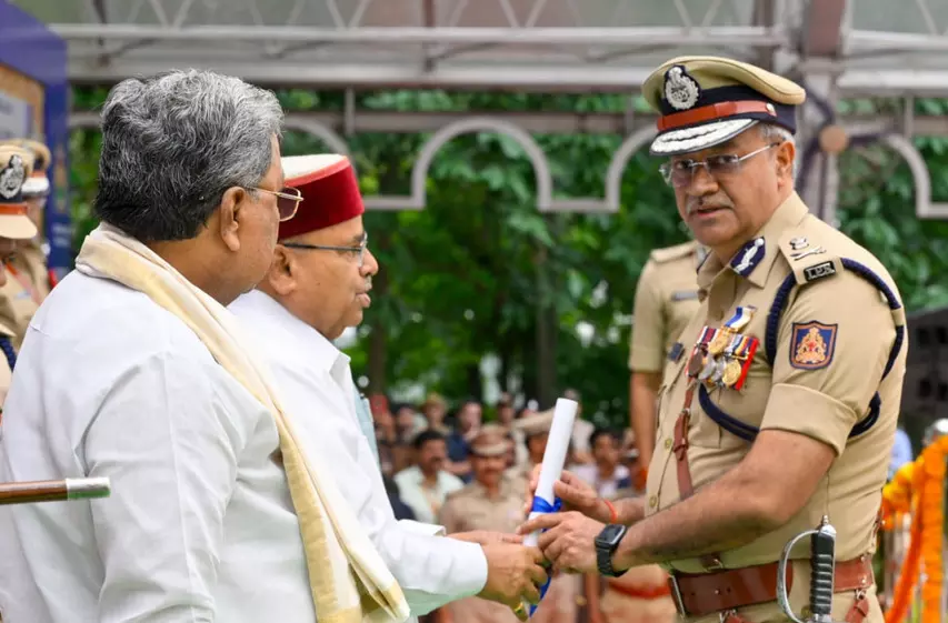 ಶಾಂತಿ, ಸುರಕ್ಷತೆ ಕಾಪಾಡಲು ಪೊಲೀಸರ ಪಾತ್ರ ಮಹತ್ತರ : ಥಾವರ್ ಚಂದ್ ಗೆಹ್ಲೋಟ್ ಶಾಂತಿ, ಸುರಕ್ಷತೆ ಕಾಪಾಡಲು ಪೊಲೀಸರ ಪಾತ್ರ ಮಹತ್ತರ : ಥಾವರ್ ಚಂದ್ ಗೆಹ್ಲೋಟ್