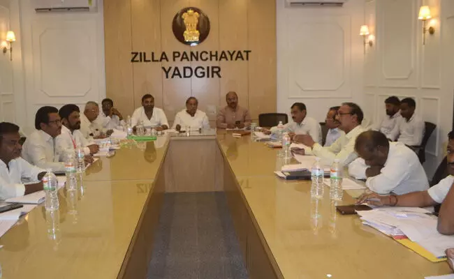 ಯಾದಗಿರಿ | ಪಂಚಗ್ಯಾರಂಟಿ ಯೋಜನೆಗಳ ಲಾಭ ಅರ್ಹರಿಗೆ ದೊರೆಯುವಂತೆ ನೋಡಿಕೊಳ್ಳಿ : ಶ್ರೇಣಿಕ್ ಕುಮಾರ್ ದೋಖಾ ಯಾದಗಿರಿ | ಪಂಚಗ್ಯಾರಂಟಿ ಯೋಜನೆಗಳ ಲಾಭ ಅರ್ಹರಿಗೆ ದೊರೆಯುವಂತೆ ನೋಡಿಕೊಳ್ಳಿ : ಶ್ರೇಣಿಕ್ ಕುಮಾರ್ ದೋಖಾ