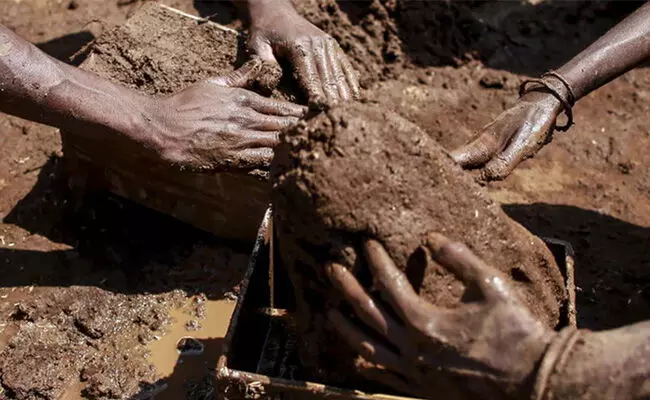 ಗ್ರಾಮೀಣ ಪ್ರದೇಶಗಳಲ್ಲಿ ಇನ್ನೂ ಜೀವಂತವಾಗಿರುವ ಬಿಟ್ಟಿ ಚಾಕರಿ!