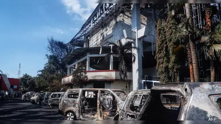 ಇಂಡೋನೇಶ್ಯಾದಲ್ಲಿ ಭುಗಿಲೆದ್ದ ಪ್ರತಿಭಟನೆ | ಮೂರು ಪ್ರಾಂತೀಯ ಸಂಸತ್ ಕಟ್ಟಡಕ್ಕೆ ಬೆಂಕಿ: ಮೂರು ಮಂದಿ ಮೃತ್ಯು ಇಂಡೋನೇಶ್ಯಾದಲ್ಲಿ ಭುಗಿಲೆದ್ದ ಪ್ರತಿಭಟನೆ | ಮೂರು ಪ್ರಾಂತೀಯ ಸಂಸತ್ ಕಟ್ಟಡಕ್ಕೆ ಬೆಂಕಿ: ಮೂರು ಮಂದಿ ಮೃತ್ಯು