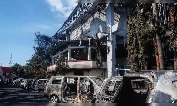 ಇಂಡೋನೇಶ್ಯಾದಲ್ಲಿ ಭುಗಿಲೆದ್ದ ಪ್ರತಿಭಟನೆ | ಮೂರು ಪ್ರಾಂತೀಯ ಸಂಸತ್ ಕಟ್ಟಡಕ್ಕೆ ಬೆಂಕಿ: ಮೂರು ಮಂದಿ ಮೃತ್ಯು