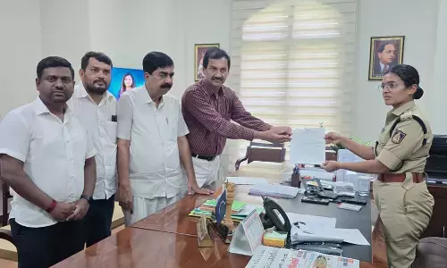 ಸಮಾಜದಲ್ಲಿ ಅಶಾಂತಿ ಸೃಷ್ಟಿಸುತ್ತಿರುವ ಪ್ರತಾಪ್ ಸಿಂಹ, ಎಂ.ಜಿ.ಮಹೇಶ್ ವಿರುದ್ಧ ಕ್ರಮ ಕೈಗೊಳ್ಳಿ : ಎಂ.ಲಕ್ಷ್ಮಣ್ ದೂರು