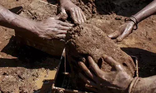 ಗ್ರಾಮೀಣ ಪ್ರದೇಶಗಳಲ್ಲಿ ಇನ್ನೂ ಜೀವಂತವಾಗಿರುವ ಬಿಟ್ಟಿ ಚಾಕರಿ!