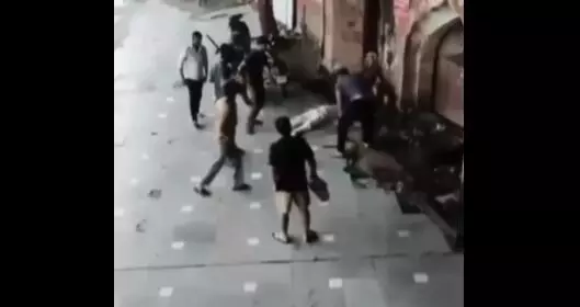 ದಿಲ್ಲಿ: ಪ್ರಸಾದದ ವಿಚಾರದಲ್ಲಿ ಕಲ್ಕಾಜಿ ದೇವಸ್ಥಾನದ ಸೇವಕನನ್ನು ಥಳಿಸಿ ಹತ್ಯೆ ದಿಲ್ಲಿ: ಪ್ರಸಾದದ ವಿಚಾರದಲ್ಲಿ ಕಲ್ಕಾಜಿ ದೇವಸ್ಥಾನದ ಸೇವಕನನ್ನು ಥಳಿಸಿ ಹತ್ಯೆ