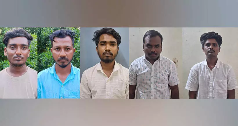 ಕಲಬುರಗಿ: ಮಾರಕಾಸ್ತ್ರಗಳಿಂದ ಕೊಚ್ಚಿ ಯುವಕನ ಹತ್ಯೆ; ಐವರು ಆರೋಪಿಗಳ ಬಂಧನ ಕಲಬುರಗಿ: ಮಾರಕಾಸ್ತ್ರಗಳಿಂದ ಕೊಚ್ಚಿ ಯುವಕನ ಹತ್ಯೆ; ಐವರು ಆರೋಪಿಗಳ ಬಂಧನ