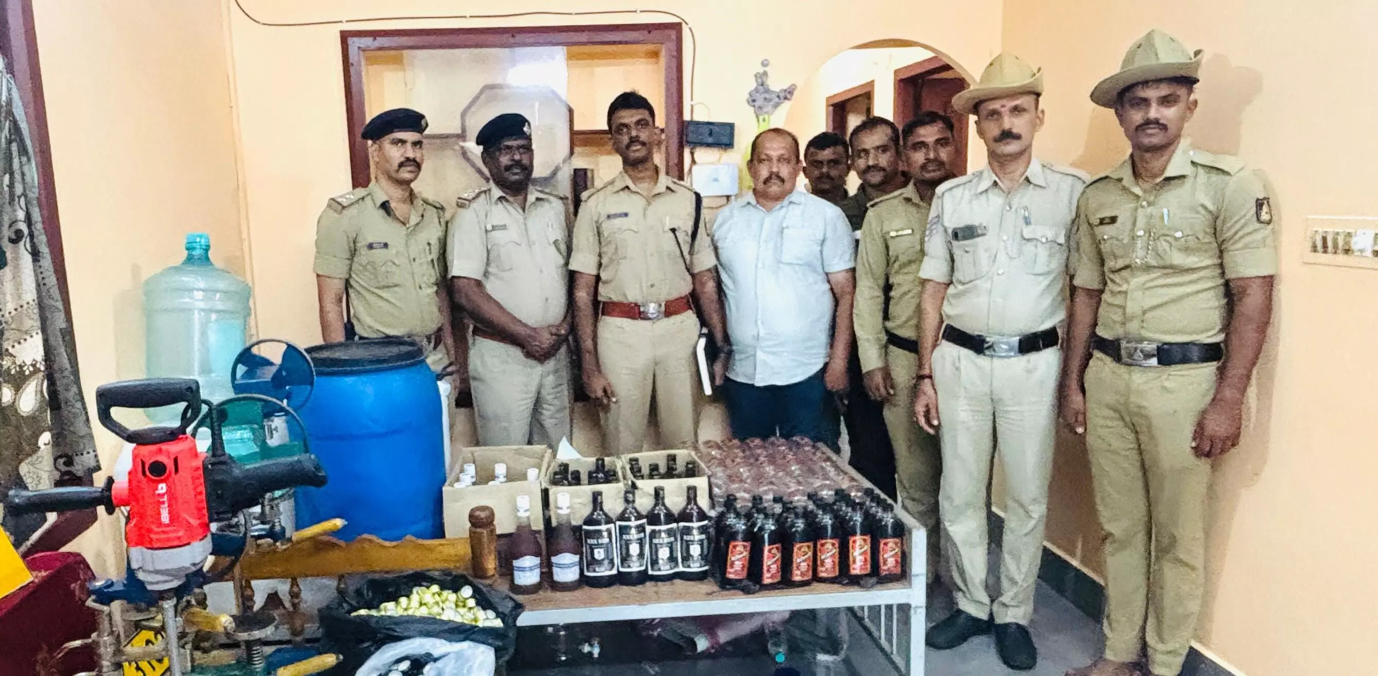 ಅಕ್ರಮ ಮದ್ಯ ತಯಾರಿಕೆ ಘಟಕಕ್ಕೆ ದಾಳಿ ಇಬ್ಬರ ಬಂಧನ ಅಕ್ರಮ ಮದ್ಯ ತಯಾರಿಕೆ ಘಟಕಕ್ಕೆ ದಾಳಿ ಇಬ್ಬರ ಬಂಧನ