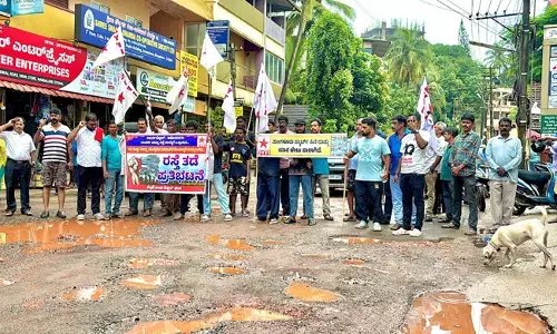 ಉರ್ವಸ್ಟೋರ್ ರಸ್ತೆ ದುರಸ್ಥಿಗೆ ಆಗ್ರಹಿಸಿ ಡಿವೈಎಫ್‌ಐ ಪ್ರತಿಭಟನೆ